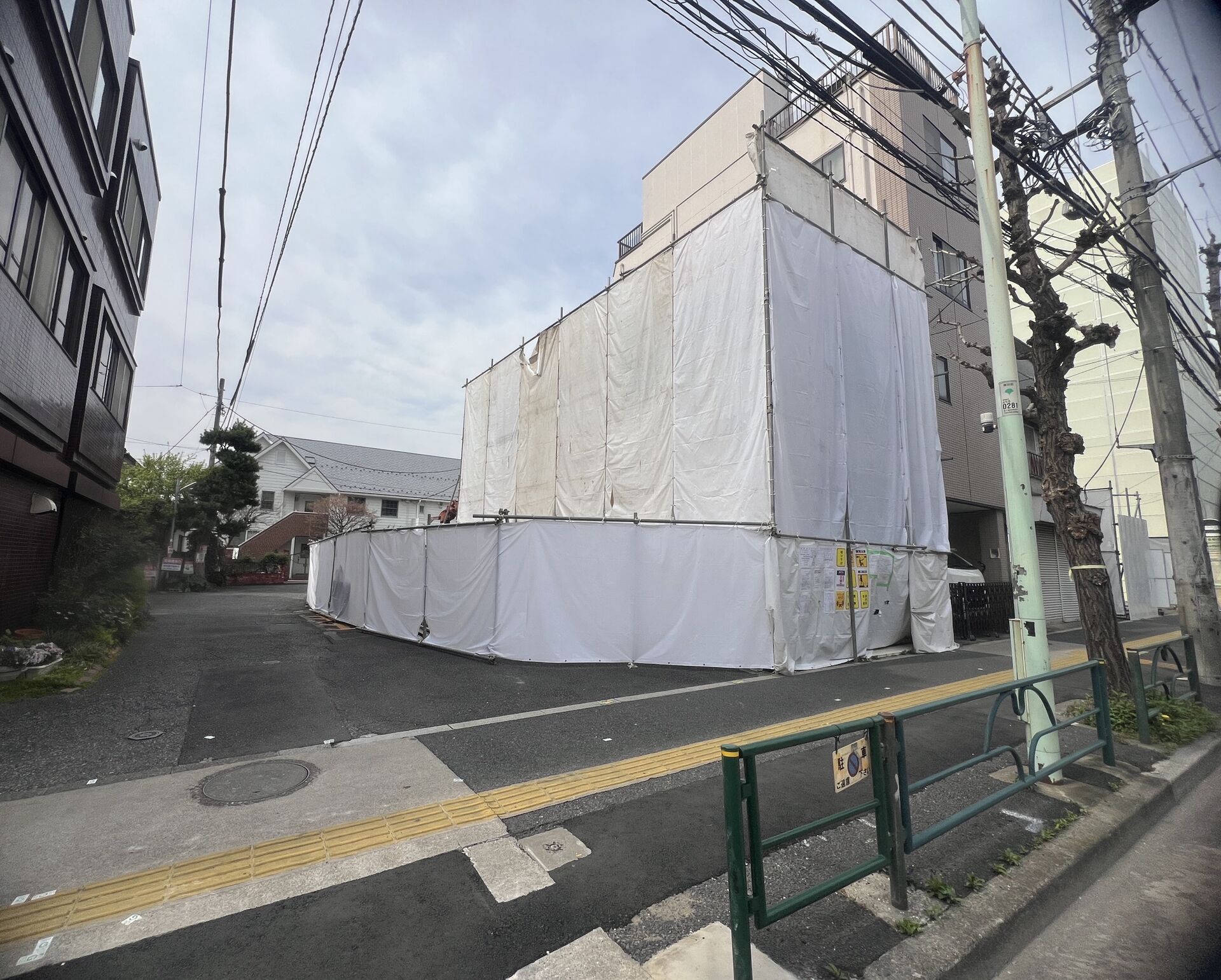  木造2階建て・35坪の解体工事｜防炎シート養生・仮囲いによる安全対策