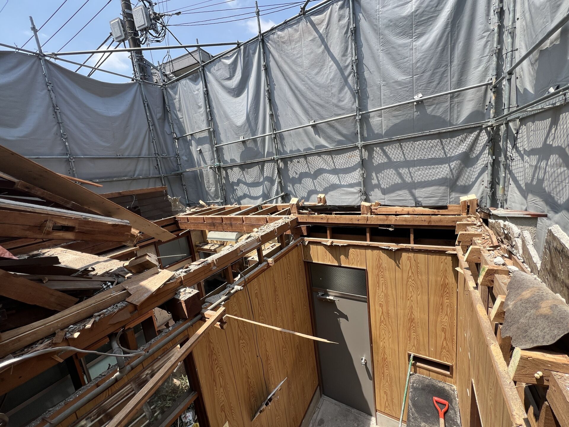 木造2階建て・22坪の解体工事、手壊しによる丁寧な解体作業