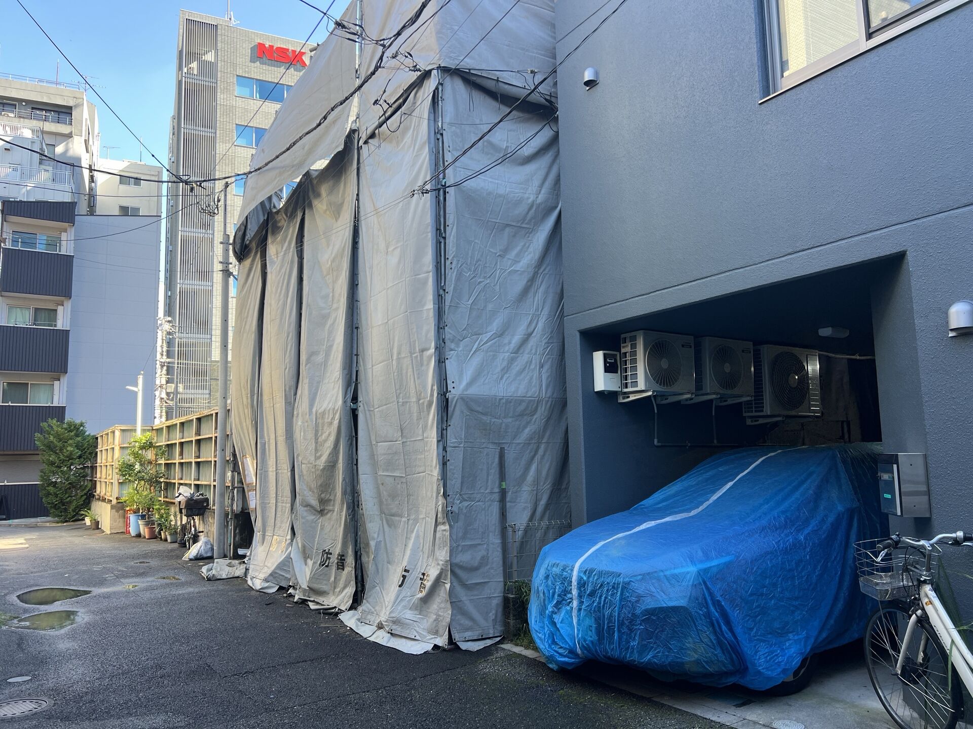解体工事に伴う近隣対策、大切なお車を守るための粉じん対策