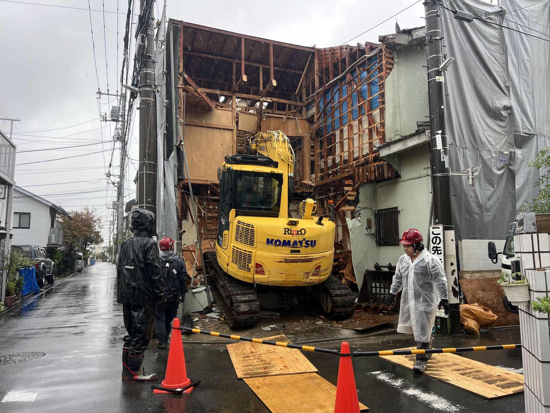木造2階建て住宅の解体工事｜重機による上家解体がスタート
