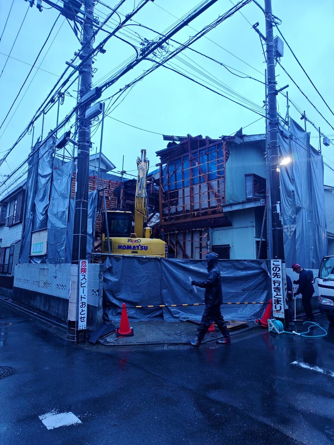 木造2階建て住宅の解体工事｜重機による上家解体がスタート