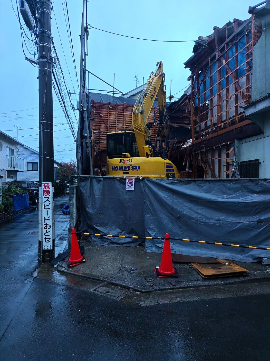 木造2階建て住宅の解体工事｜重機による上家解体がスタート