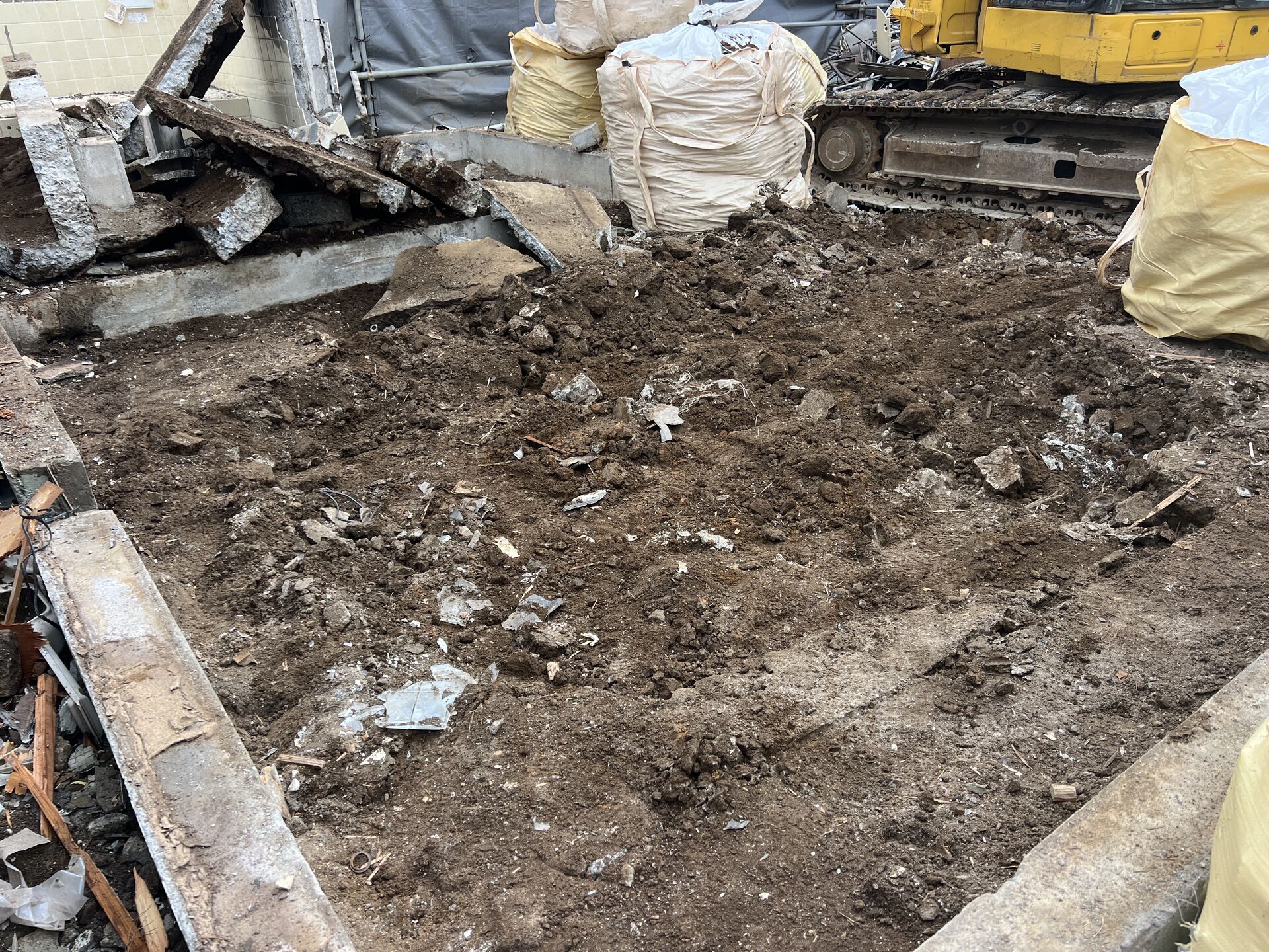 木造2階建て住宅の解体工事｜布基礎の解体作業がスタート