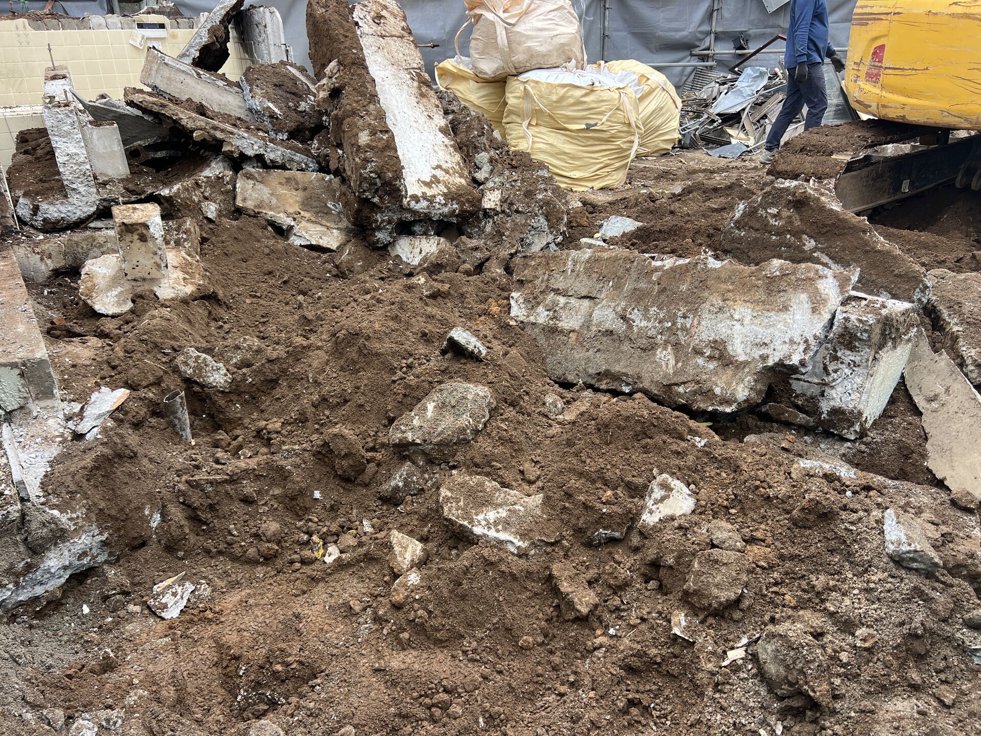 木造2階建て住宅の解体工事｜布基礎の解体作業がスタート
